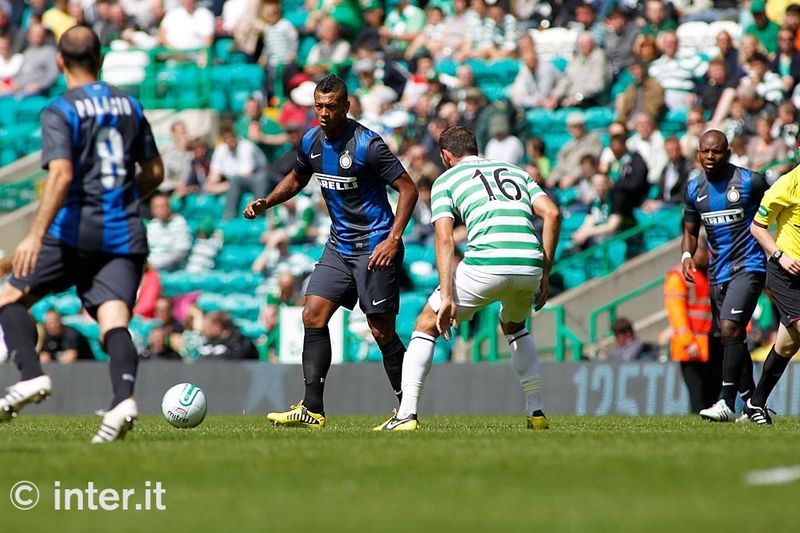 GLASGOW - Guarin gets off a pass between Palacio and Mudingayi