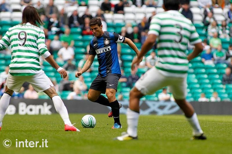 GLASGOW - Captain Zanetti looks for a breach between Samaras and Izaguirre