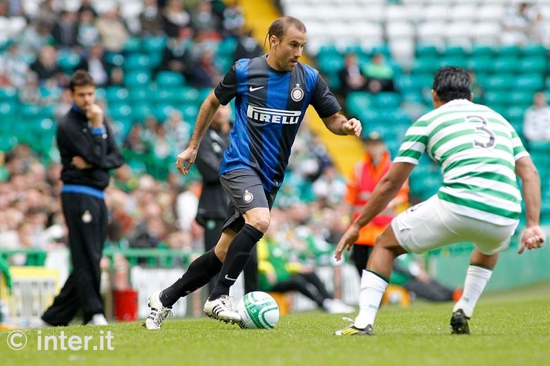 GLASGOW - Stramaccioni observes Palacio as the Argentine takes on Izagurirre 