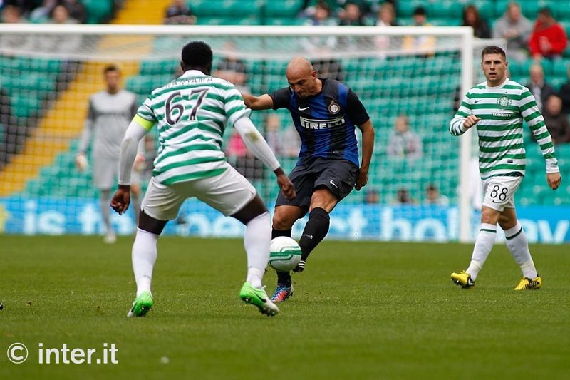 GLASGOW - Cambiasso controlla d'esterno a tu per tu con Wanyama