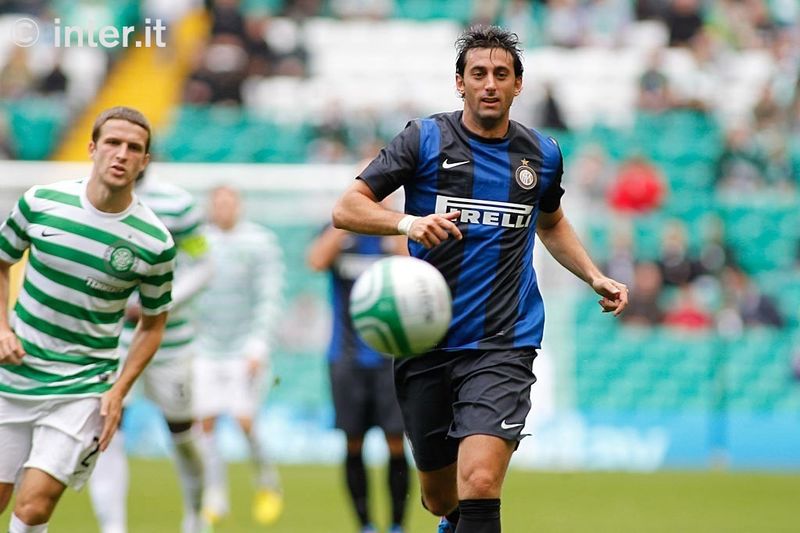 GLASGOW - Milito rincorre il pallone, Matthews rincorre Milito