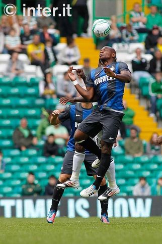 GLASGOW - Mudingayi vince il duello in altezza, Cambiasso gli fa da spalla