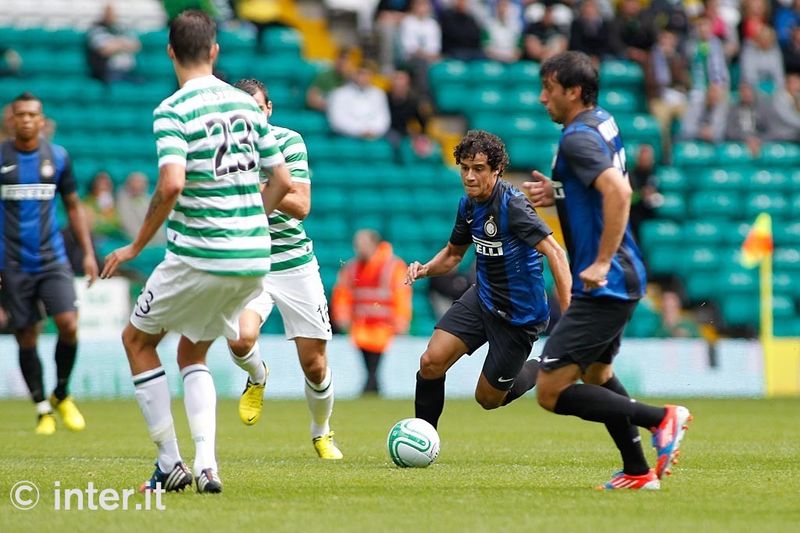 GLASGOW - Coutinho avanza con la palla, Lustig e Ledley lo attendono