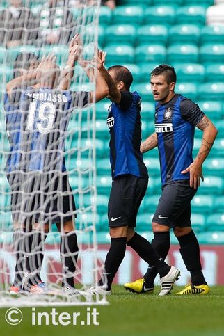 GLASGOW - Triangolo tutto argentino per festeggiare il gol: Milito-Cuchu-Palacio