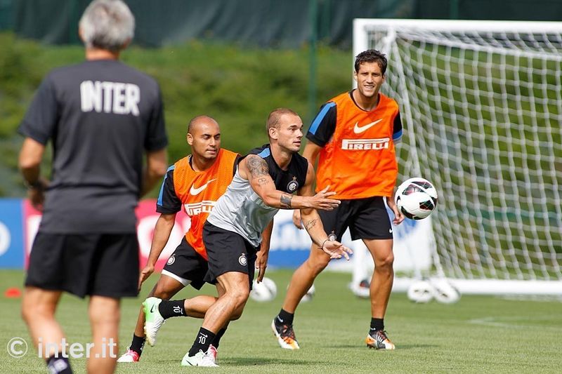 APPIANO GENTILE - Wesley Sneijder playing football-rugby: not even Jonathan can stop him