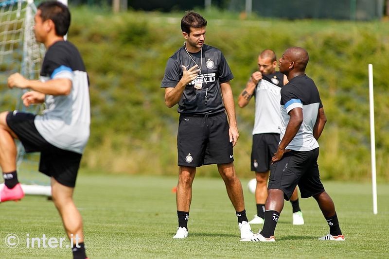 APPIANO GENTILE – Andrea Stramaccioni gives Mudingayi instructions and advice