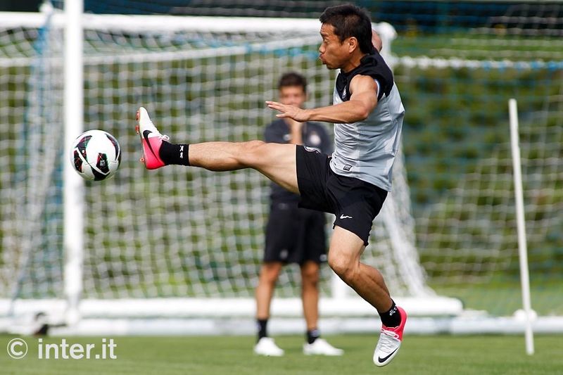 APPIANO GENTILE - Yuto Nagatomo traps the ball