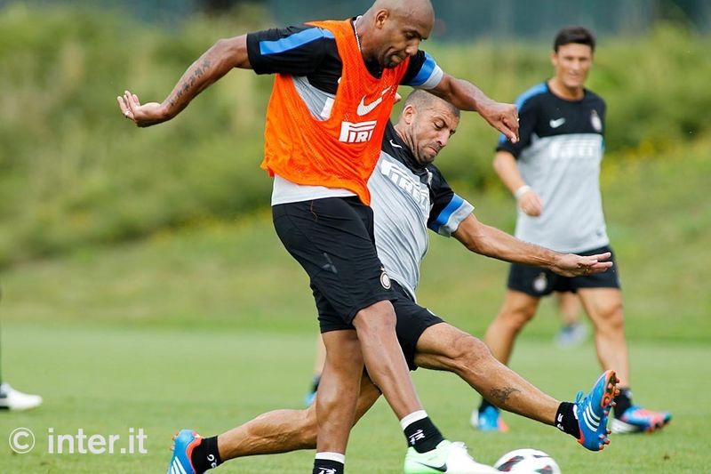 APPIANO GENTILE - Samuel tries to stop fellow defender Maicon