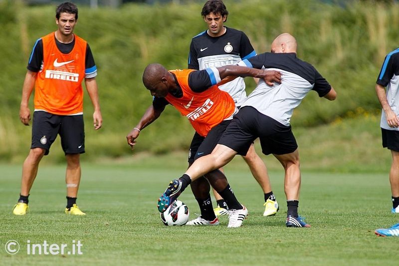 APPIANO GENTILE – Cambiasso and Mudingayi go in for a tackle: who will come out on top?