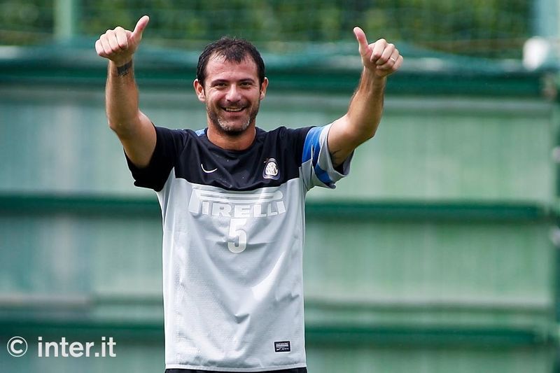 APPIANO GENTILE - Deki guarda l'obiettivo e saluta, "E' tutto ok"