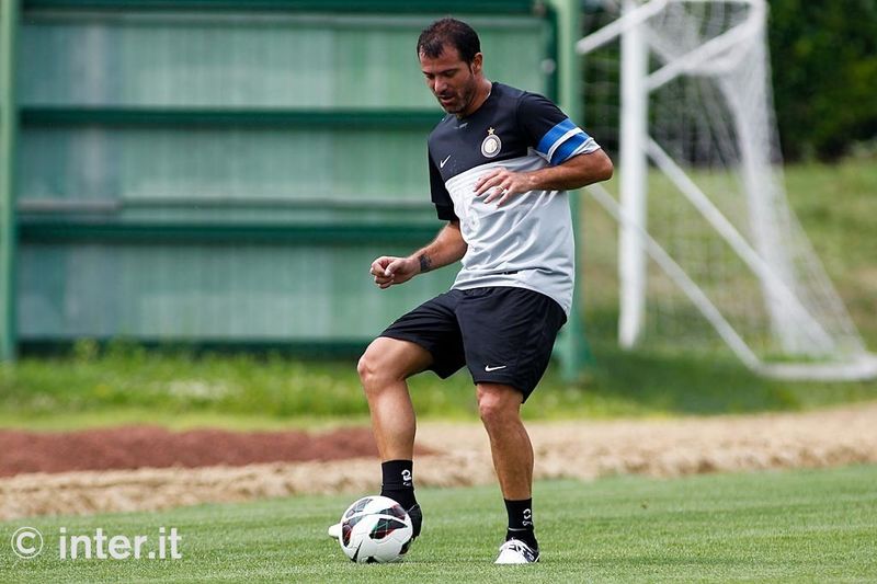 APPIANO GENTILE - Eccolo al lavoro con il pallone, il suo tocco di interno