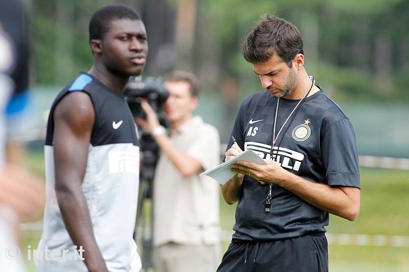 APPIANO GENTILE - A inizio seduta l'obiettivo si posa su Stramaccioni e Duncan