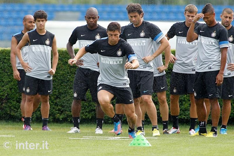 APPIANO GENTILE - Zanetti durante il lavoro atletico, Ã¨ lui che dÃ  l'esempio