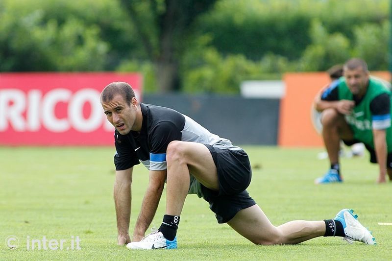 APPIANO GENTILE - Rodrigo Palacio durante l'allungamento muscolare