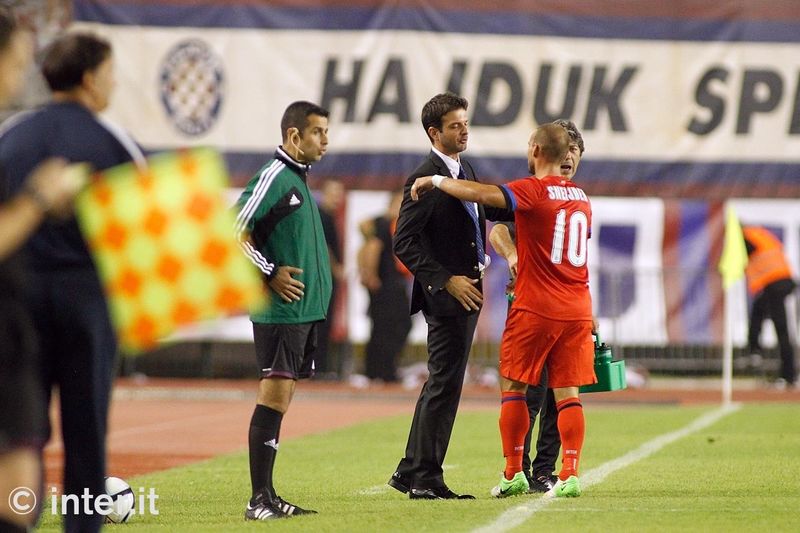 SPLIT - Stramaccioni congratulates Sneijder as the Dutchman is substituted