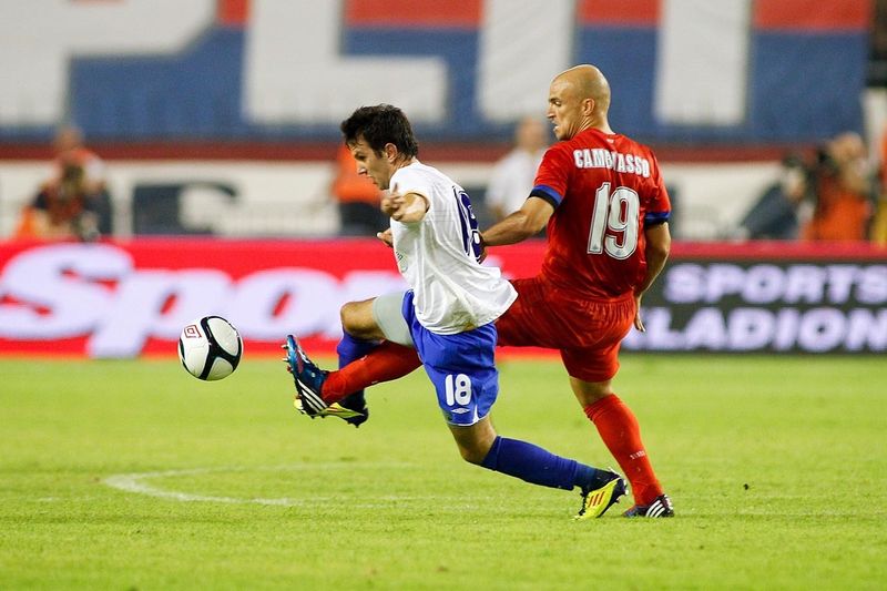 SPALATO- Esteban Cambiasso tenta di fermare con un contrasto Caktas