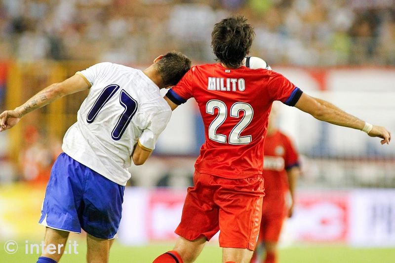 SPALATO - Lo stop di petto di Milito, Jozinovic tenta di fermarlo.... di testa
