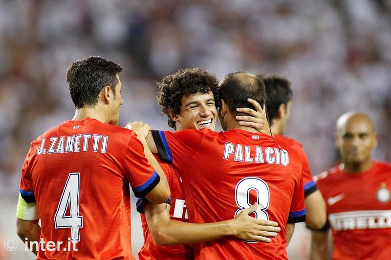    SPALATO - Coutinho, autore del terzo gol dell'Inter, abbraccia Rodrigo Palacio