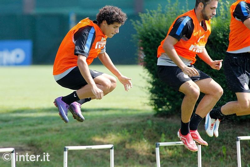 APPIANO GENTILE - Esercizi di salto agli ostacoli per i nerazzurri