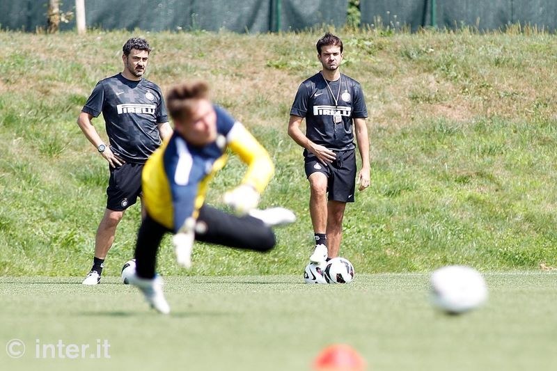APPIANO GENTILE - Stramaccioni osserva il lavoro dei suoi portieri