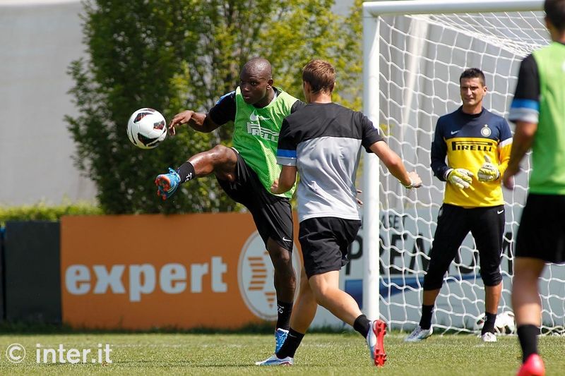 APPIANO GENTILE - Gaby Mudingayi in azione durante l'allenamento
