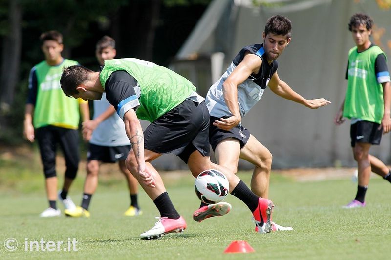 APPIANO GENTILE - Contrasto di gioco tra Livaja e Benassi