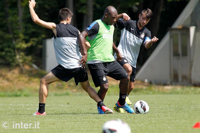 APPIANO GENTILE - Gaby Mudingayi difende palla durante l'allenamento