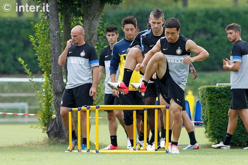 APPIANO GENTILE - Warm-up without the ball. Nagatomo begins 
