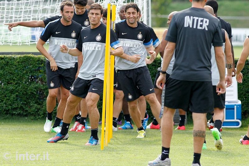 APPIANO GENTILE - Zanetti does the slalom as a smiling Milito follows 