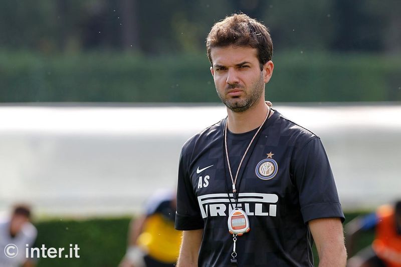 APPIANO GENTILE - Stramaccioni oversees the Nerazzurri workout 