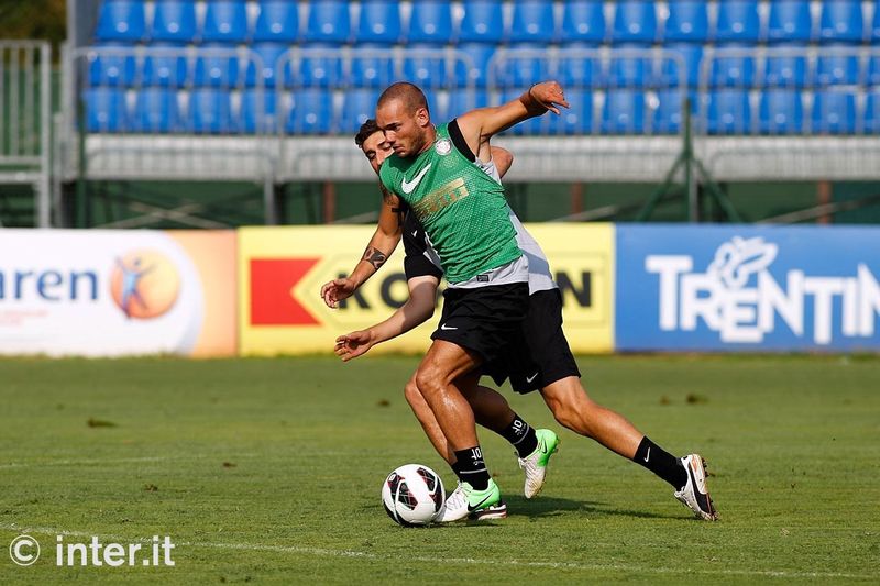 APPIANO GENTILE - Sneijder shields the ball on the run