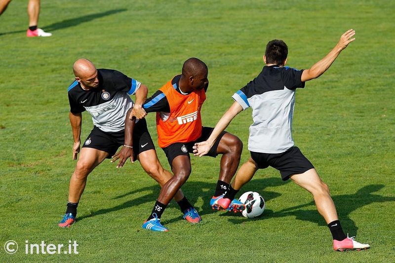 APPIANO GENTILE - Mudingayi seeking space under tight marking