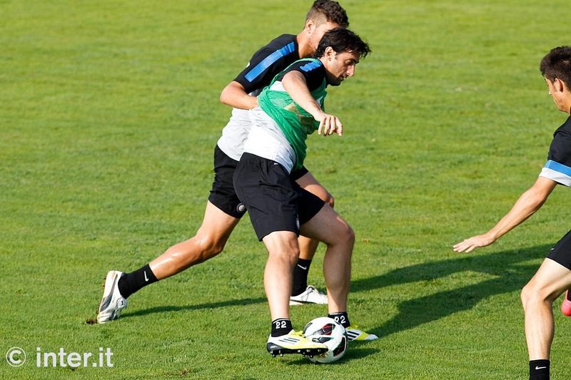 APPIANO GENTILE - Milito holds out to move the ball forward