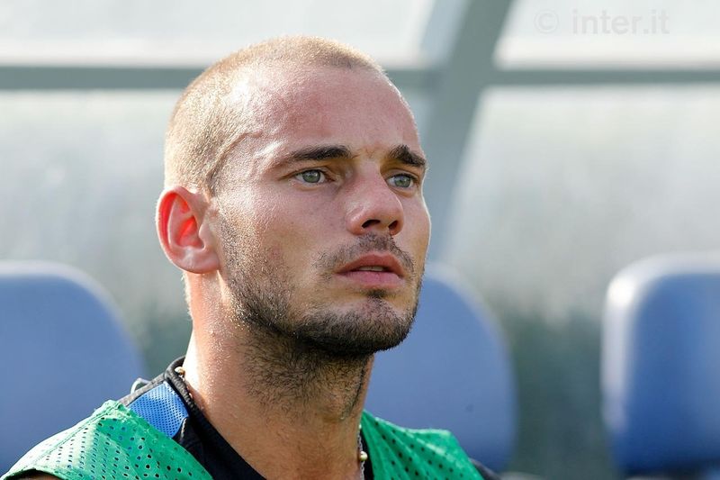 APPIANO GENTILE - Sneijder focuses on the action