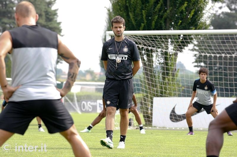 APPIANO GENTILE - Stramaccioni al centro del gruppo durante lo stretching