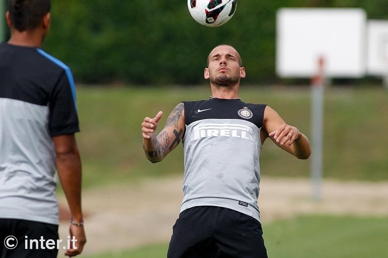 APPIANO GENTILE - Sneijder, occhi solo per la palla al momento dello stop