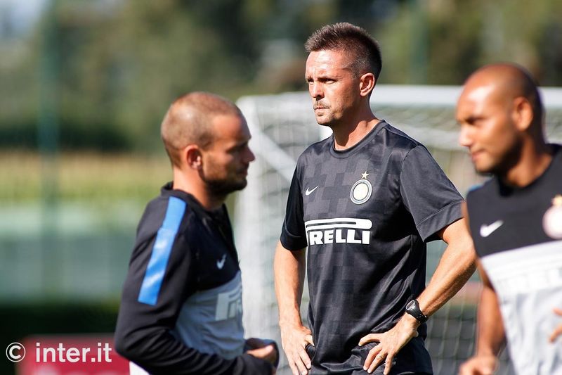 APPIANO GENTILE - Professor Rapetti guides the players through the warm-up exercises