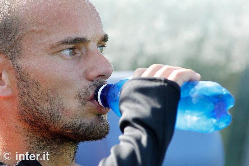APPIANO GENTILE - Sneijder takes a moment's break from working out in the heat