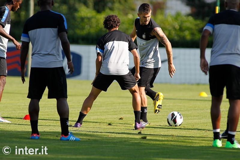 APPIANO GENTILE - A backheel from Livaja
