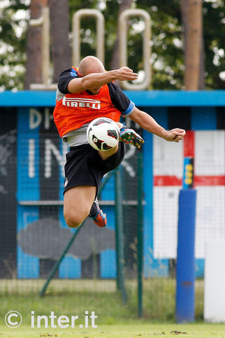 APPIANO GENTILE - Cambiasso shows terrific agility to bring the ball under control