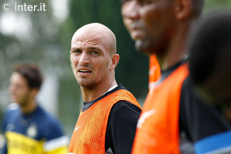     APPIANO GENTILE - Cambiasso keeps an eye on his team-mates during training