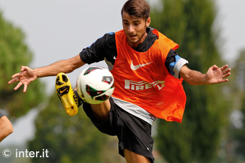 APPIANO GENTILE - Garritano has his say as he controls the ball