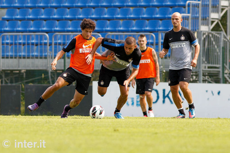 APPIANO GENTILE - Coutinho tries to shield the ball from Samuel
