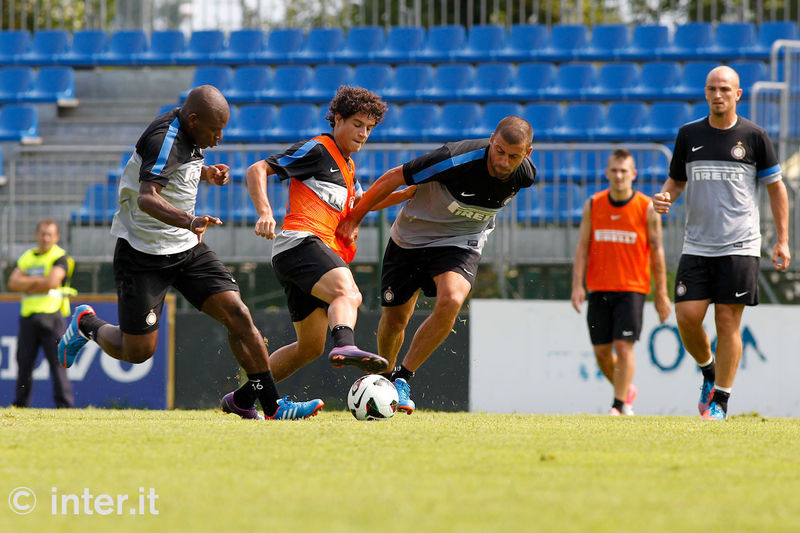 APPIANO GENTILE - But they double up on him, here comes Mudingayi