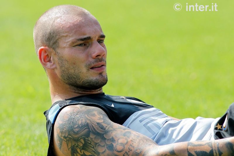 APPIANO GENTILE - Work on the deck for Sneijder and his team-mates