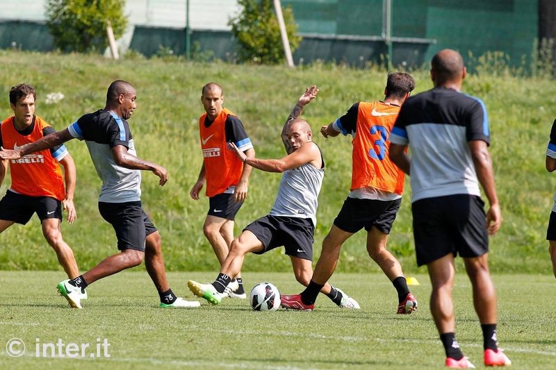 APPIANO GENTILE - Pasa comes between Sneijder and Maicon