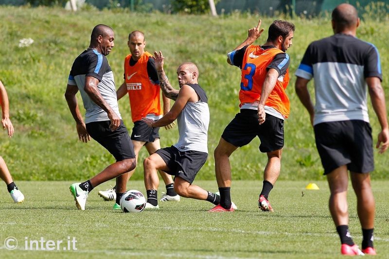 APPIANO GENTILE - Pasa beats Maicon and Sneijder to the ball