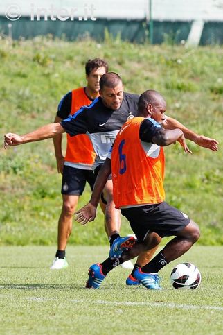 APPIANO GENTILE - Samuel tries to get away from Silvestre and Mudingayi