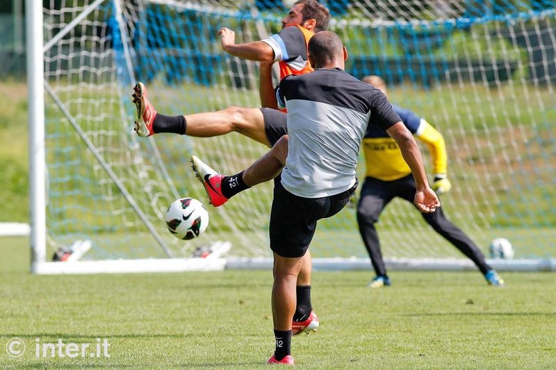 APPIANO GENTILE - Jonathan goes for goal and Pasa tries to deny him