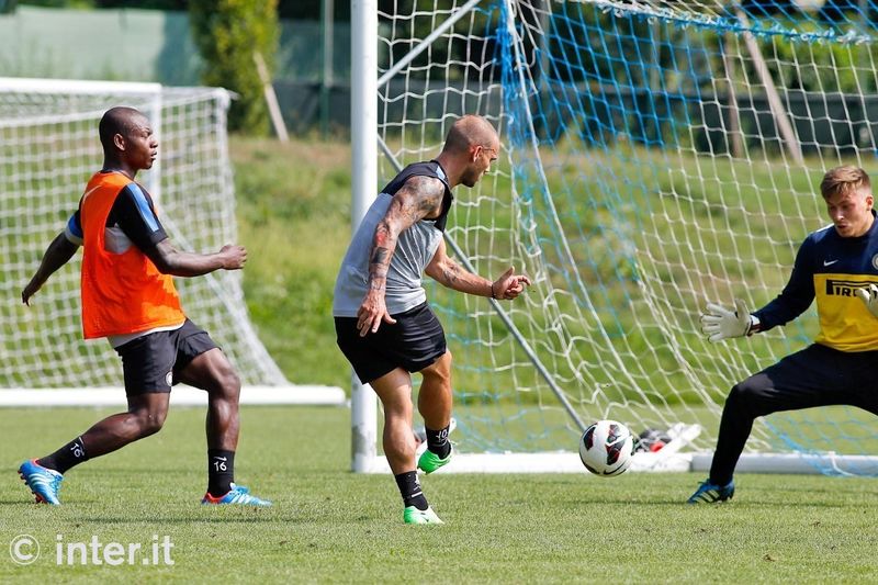 APPIANO GENTILE - Sneijder beats Mudingayi and looks beat Belec with the outside of his boot
